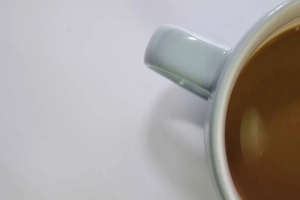 Nahaufnahme Heißer Cappuccino Kaffee Einer Blauen Tasse Isoliert Auf Weißem — Stockfoto