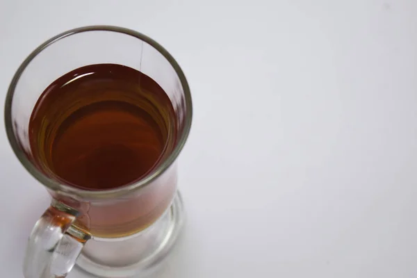 Schwarzer Tee Einer Glasschale Isoliert Auf Weißem Hintergrund — Stockfoto