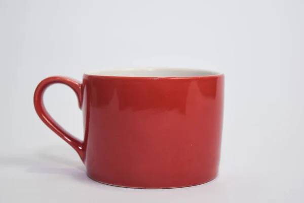 Feche Café Cappuccino Quente Uma Xícara Vermelha Isolada Fundo Branco — Fotografia de Stock