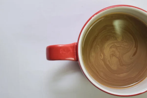 Close Hete Cappuccino Koffie Een Rode Beker Geïsoleerd Een Witte — Stockfoto