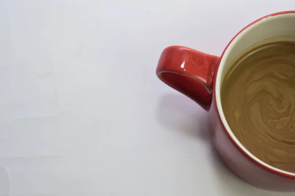 Nahaufnahme Heißen Cappuccino Kaffee Einer Roten Tasse Isoliert Auf Weißem — Stockfoto