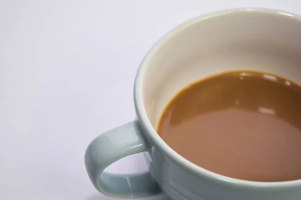 Close Hete Cappuccino Koffie Een Blauwe Beker Geïsoleerd Een Witte — Stockfoto