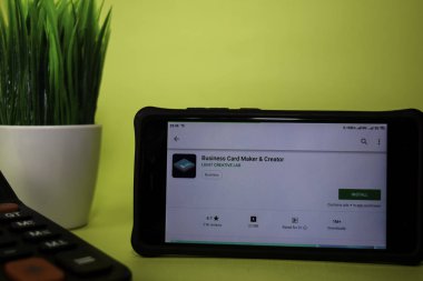  Akıllı Telefon ekranında Kartvizit Maker & Creator dev uygulaması. Light Creative Lab tarafından geliştirilen ücretsiz bir web tarayıcısıdır