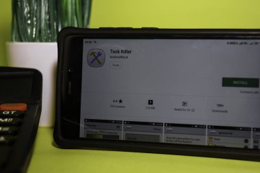 Smartphone ekranında Task Killer dev uygulaması. Görev Killer Androidrock tarafından geliştirilen bir freeware web tarayıcısı