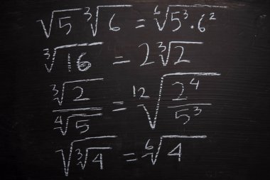 Tahtaya yazılmış matematik formüllerini kapat. Eğitim kavramı