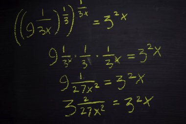 Tahtaya yazılmış matematik formüllerini kapat. Eğitim kavramı