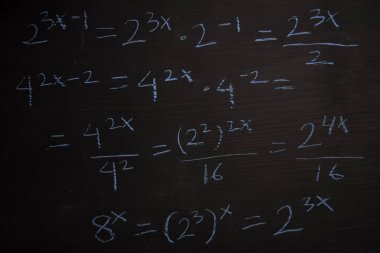 Tahtaya yazılmış matematik formüllerini kapat. Eğitim kavramı