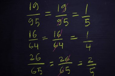 Tahtaya yazılmış matematik formüllerini kapat. Eğitim kavramı