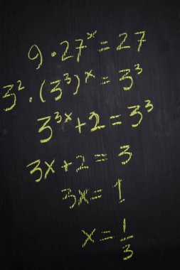 Tahtaya yazılmış matematik formüllerini kapat. Eğitim kavramı