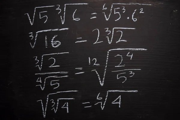 Sluit wiskundige formules op een schoolbord. Onderwijsconcept — Stockfoto