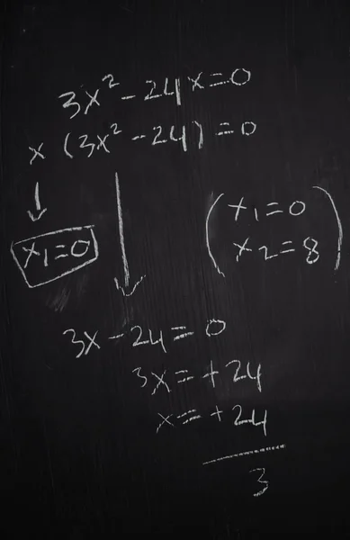 关闭写在黑板上的数学公式.教育概念 — 图库照片
