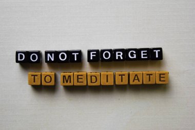 Ahşap bloklar üzerinde Meditasyon unutmayın. İş ve ilham konsepti