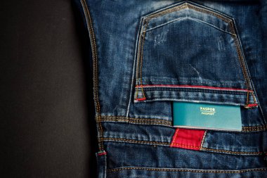 siyah arka plan üzerinde izole kot ceplerde pasaport ve cüzdan