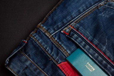 siyah arka plan üzerinde izole kot ceplerde pasaport ve cüzdan