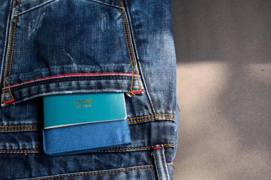 siyah arka plan üzerinde izole kot ceplerde pasaport ve cüzdan