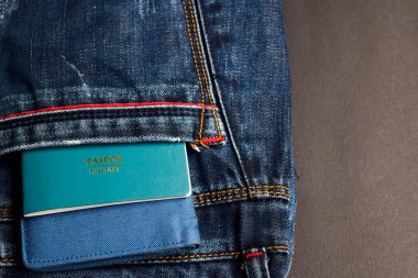 siyah arka plan üzerinde izole kot ceplerde pasaport ve cüzdan