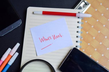 Siyah masaya izole edilmiş kağıtta ne yazıyor?