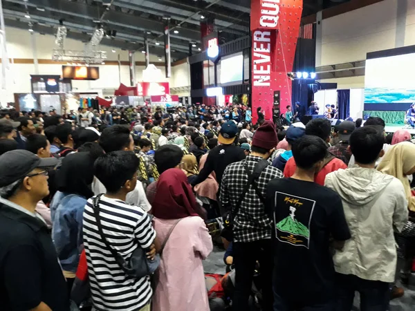 JAKARTA, INDONESIA, MAY 25, 2019 : Defocused Unrecognied People / Pedestrian Walk / Busy Road. Crowd on a busy road. People are busy. At the indofest exhibition in JakartaJAKARTA, INDONESIA, MAY 25, 2 — Stock Photo, Image