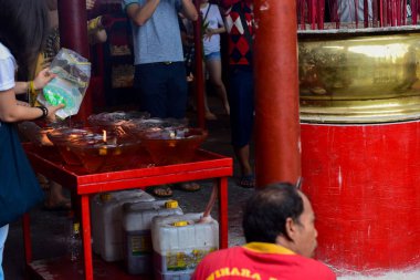 Jakarta'daki Kim Tek Ie Tapınağı'nda mumlar ve tütsüler (05.05.2019))