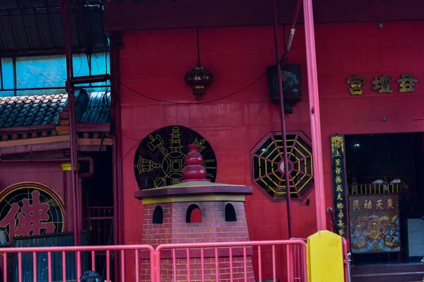 ジャカルタのキム・テック家寺のキャンドルとお香 (05/2019)) — ストック写真