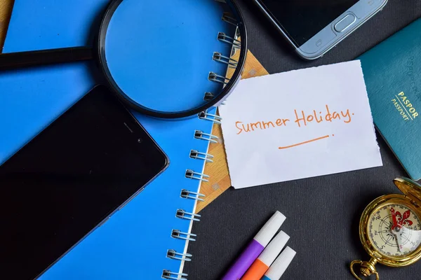 Sommerferien auf dem Papier. Reisepass, Lupe, Kompass, Smartphone, Buch auf schwarzem Hintergrund — Stockfoto