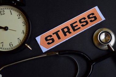 Sağlık Kavramı İlham ile baskı kağıt üzerinde Stres. çalar saat, Siyah stetoskop.