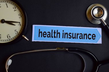 Sağlık Kavramı İlham ile baskı kağıt Sağlık Sigortası. çalar saat, Siyah stetoskop.