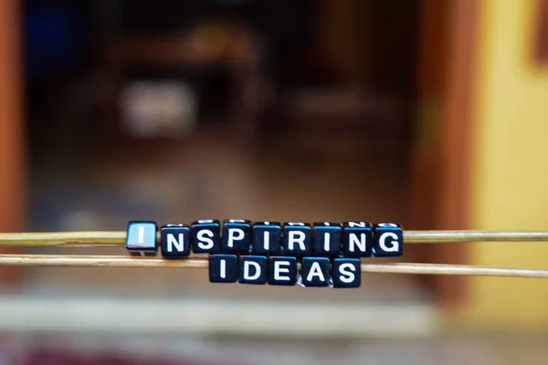 Ideas inspiradoras en bloques de madera. concepto de motivación e inspiración — Foto de Stock