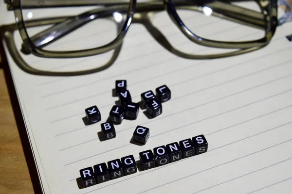 Ring Tones sur des blocs de bois. Concept d'inspiration — Photo