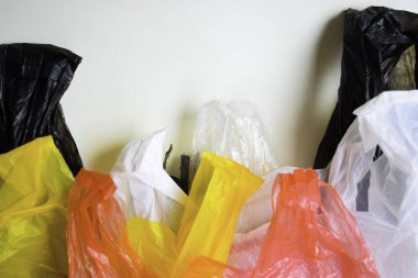 Plastik Torbalar Için Hayır Say - No More Plastik Kavramı izole beyaz arka plan