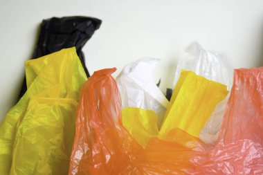 Plastik Torbalar Için Hayır Say - No More Plastik Kavramı izole beyaz arka plan