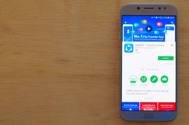 Bekasi, Batı Java, Endonezya. 3 Haziran 2019 : Shareit - Transfer & Share dev uygulaması Smartphone ekranında. Shareit Technologies Co.ltd tarafından geliştirilen ücretsiz bir web tarayıcısıdır
