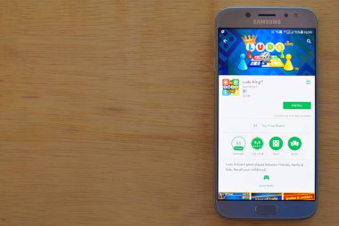 Bekasi, Batı Java, Endonezya. 3 Haziran 2019 : Akıllı Telefon ekranında Ludo King dev uygulaması. Ludo King Gametronix tarafından geliştirilen bir ücretsiz web tarayıcısıdır