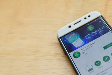 Bekasi, Batı Java, Endonezya. 3 Haziran 2019 : Smartphone ekranında Antivirus Cleaner dev uygulaması. Antivirus Cleaner Z kilit Screen Team tarafından geliştirilen bir freeware web tarayıcısıdır