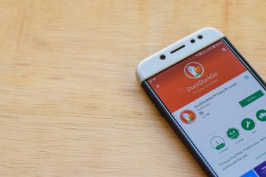 Bekasi, Batı Java, Endonezya. 3 Haziran 2019 : Smartphone ekranında Duckduckgo dev uygulaması. Privacy Browser, Privacy Browser tarafından geliştirilen ücretsiz bir web tarayıcısıdır