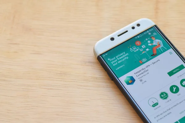 Bekasi, Batı Java, Endonezya. 3 Haziran 2019 : Akıllı Telefon ekranında Kspersky Vpn dev uygulaması. Secure Connection, Kaspersky Lab tarafından geliştirilen ücretsiz bir web tarayıcısıdır — Stok fotoğraf