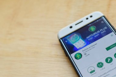 Bekasi, Batı Java, Endonezya. 3 Haziran 2019 : Smartphone ekranında Antivirus Cleaner dev uygulaması. Antivirus Cleaner Z kilit Screen Team tarafından geliştirilen bir freeware web tarayıcısıdır