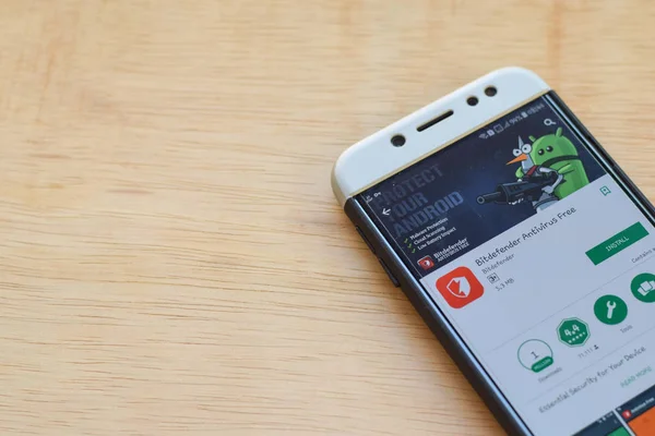 Bekasi, Batı Java, Endonezya. 3 Haziran 2019 : Smartphone ekranında Bitdefender Antivirus Free dev uygulaması. Bitdefender, Bitdefender tarafından geliştirilen ücretsiz bir web tarayıcısıdır. — Stok fotoğraf
