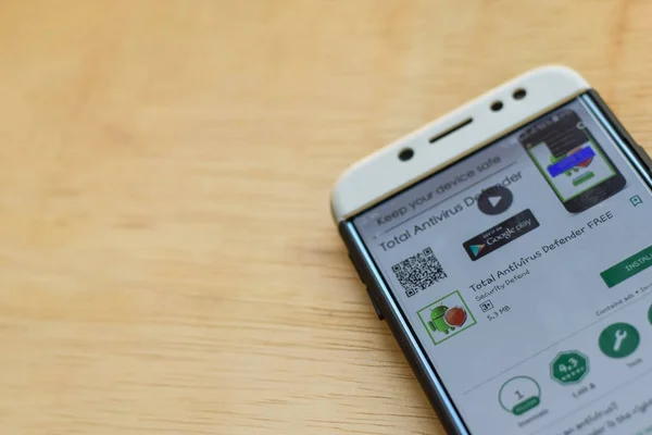 Bekasi, Batı Java, Endonezya. 3 Haziran 2019 : Smartphone ekranında Total Antivirus Defender Free dev uygulaması. Total Antivirus Security Defend tarafından geliştirilen bir freeware web tarayıcısıdır — Stok fotoğraf