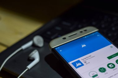 Bekasi, Batı Java, Endonezya. 5 Haziran 2019 : Smartphone ekranında Dynamics Ax dev uygulaması. Dynamics Ax, Microsoft Corporation tarafından geliştirilen ücretsiz bir web tarayıcısıdır.