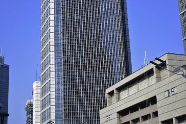 Modern cam ve çelik ofis binaları Jakarta, Endonezya düşük açı görünümü