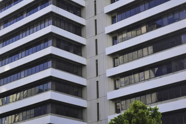 Moderne Bürogebäude aus Glas und Stahl mit niedrigem Blickwinkel in Jakarta, Indonesien — Stockfoto