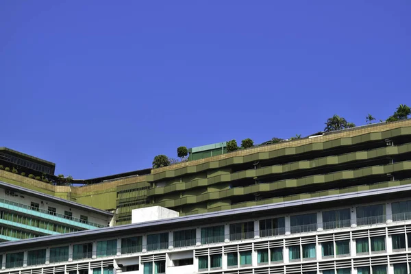 Moderni edifici per uffici in vetro e acciaio vista ad angolo basso a Jakarta, Indonesia — Foto Stock