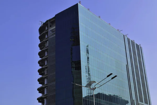 Moderne Bürogebäude aus Glas und Stahl mit niedrigem Blickwinkel in Jakarta, Indonesien — Stockfoto