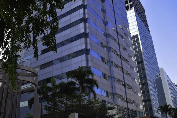 Edificios de oficinas de vidrio y acero modernos vista de ángulo bajo en Yakarta, Indonesia — Foto de Stock