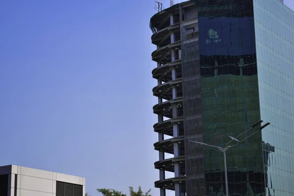 Edificios de oficinas de vidrio y acero modernos vista de ángulo bajo en Yakarta, Indonesia — Foto de Stock
