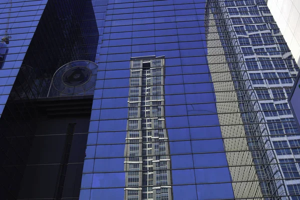Современные офисные здания из стекла и стали с низким углом обзора в Джакарте, Индонезия — стоковое фото