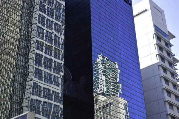 Современные офисные здания из стекла и стали с низким углом обзора в Джакарте, Индонезия — стоковое фото
