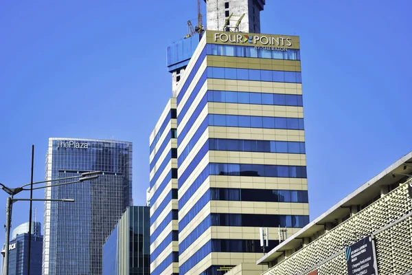 JAKARTA, INDONESIA, 8 DE JUNIO DE 2019: edificios modernos de oficinas de vidrio y acero vista de rascacielos de bajo ángulo en Yakarta, Indonesia — Foto de Stock