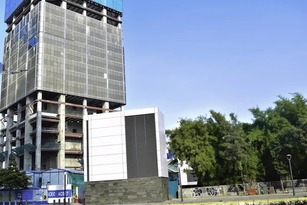 JAKARTA, INDONESIA, 8 DE JUNIO DE 2019: edificios modernos de oficinas de vidrio y acero vista de rascacielos de bajo ángulo en Yakarta, Indonesia — Foto de Stock